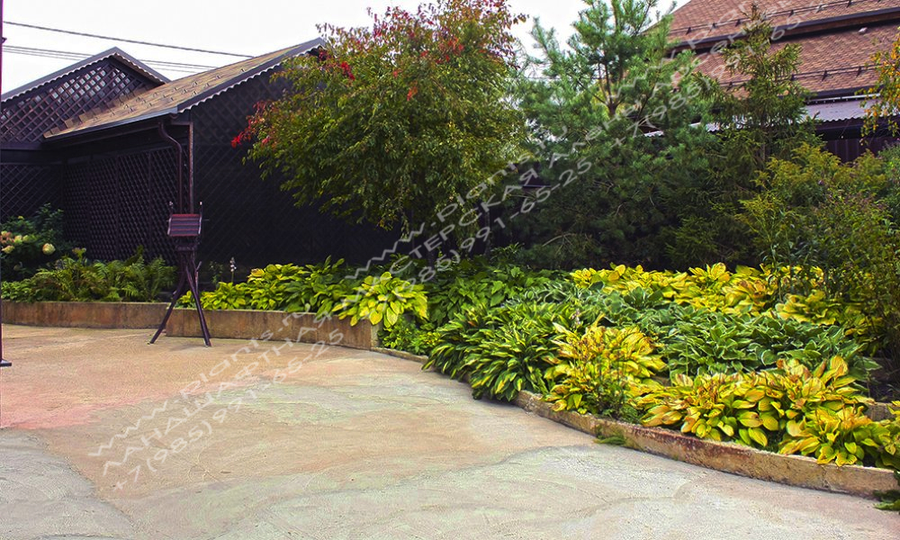 Подпорные стенки в дизайне сада оформлены цветниками
